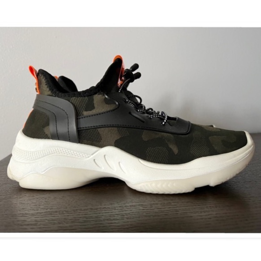 BEBE WOMEN’S  SPORT KEYRA SNEAKER SIZE 10